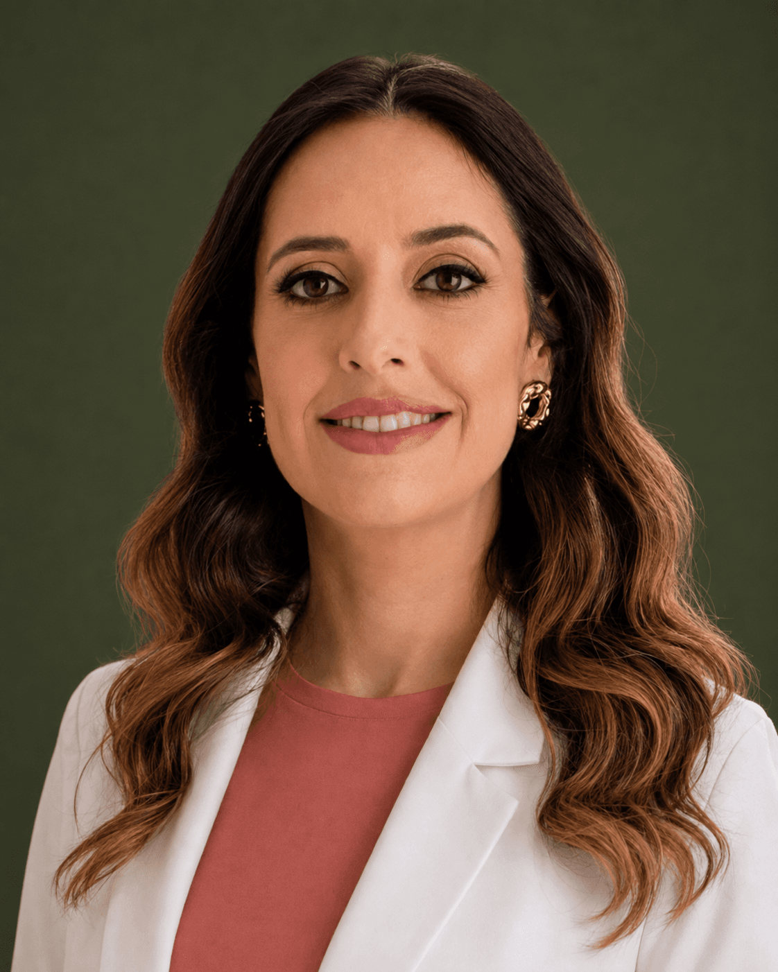 Retrato da Dra. Lyvi Silveira, de jaleco branco, sobre fundo verde.
